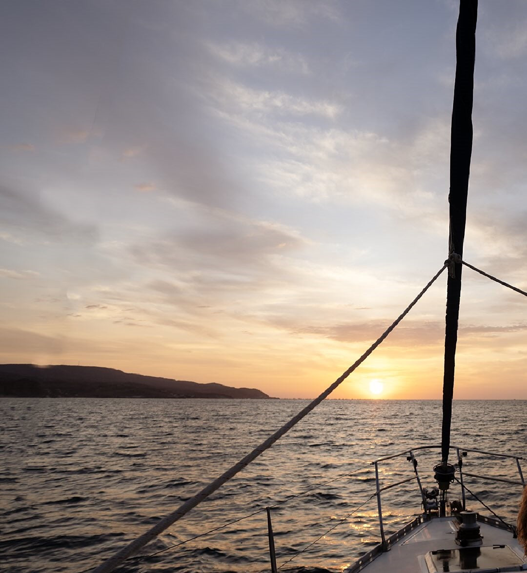 AVISTAMIENTO DE BALLENAS CON PASEO COSTERO AL ATARDECER  EN VELERO - LOS ÓRGANOS
