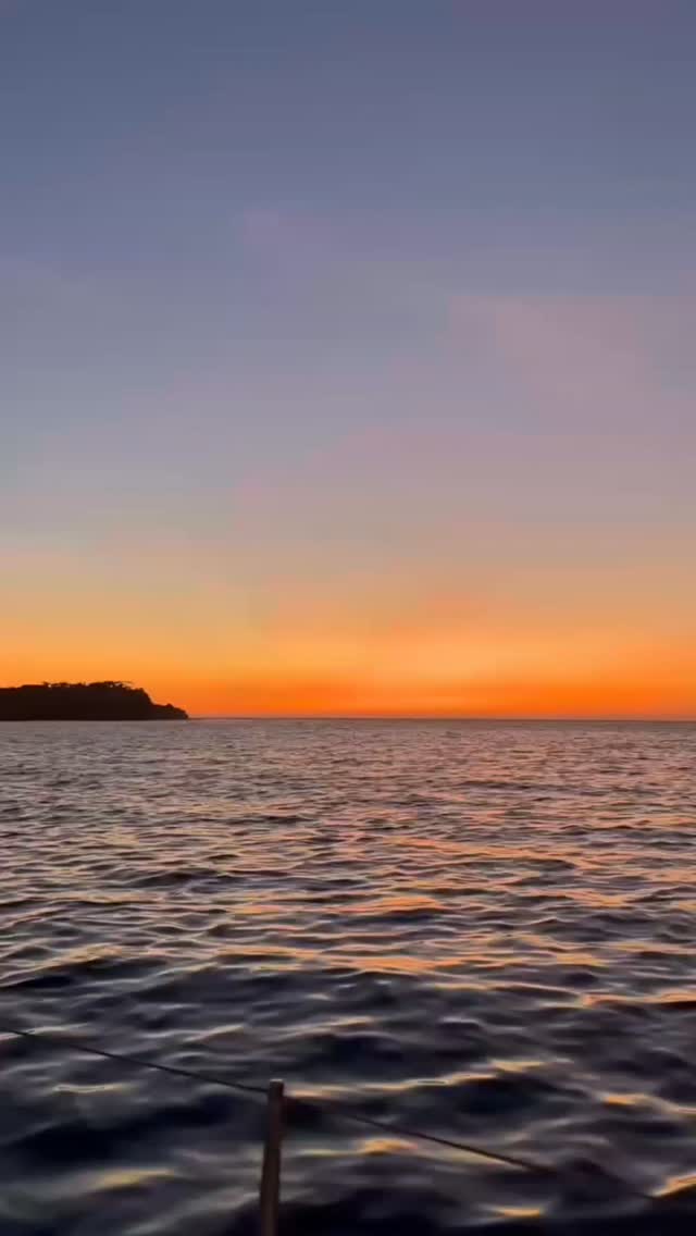 AVISTAMIENTO DE BALLENAS CON PASEO COSTERO AL ATARDECER  EN VELERO - LOS ÓRGANOS