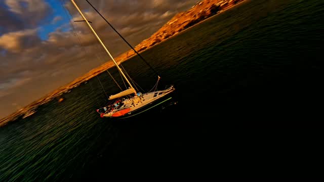 AVISTAMIENTO DE BALLENAS CON PASEO COSTERO AL ATARDECER  EN VELERO - LOS ÓRGANOS