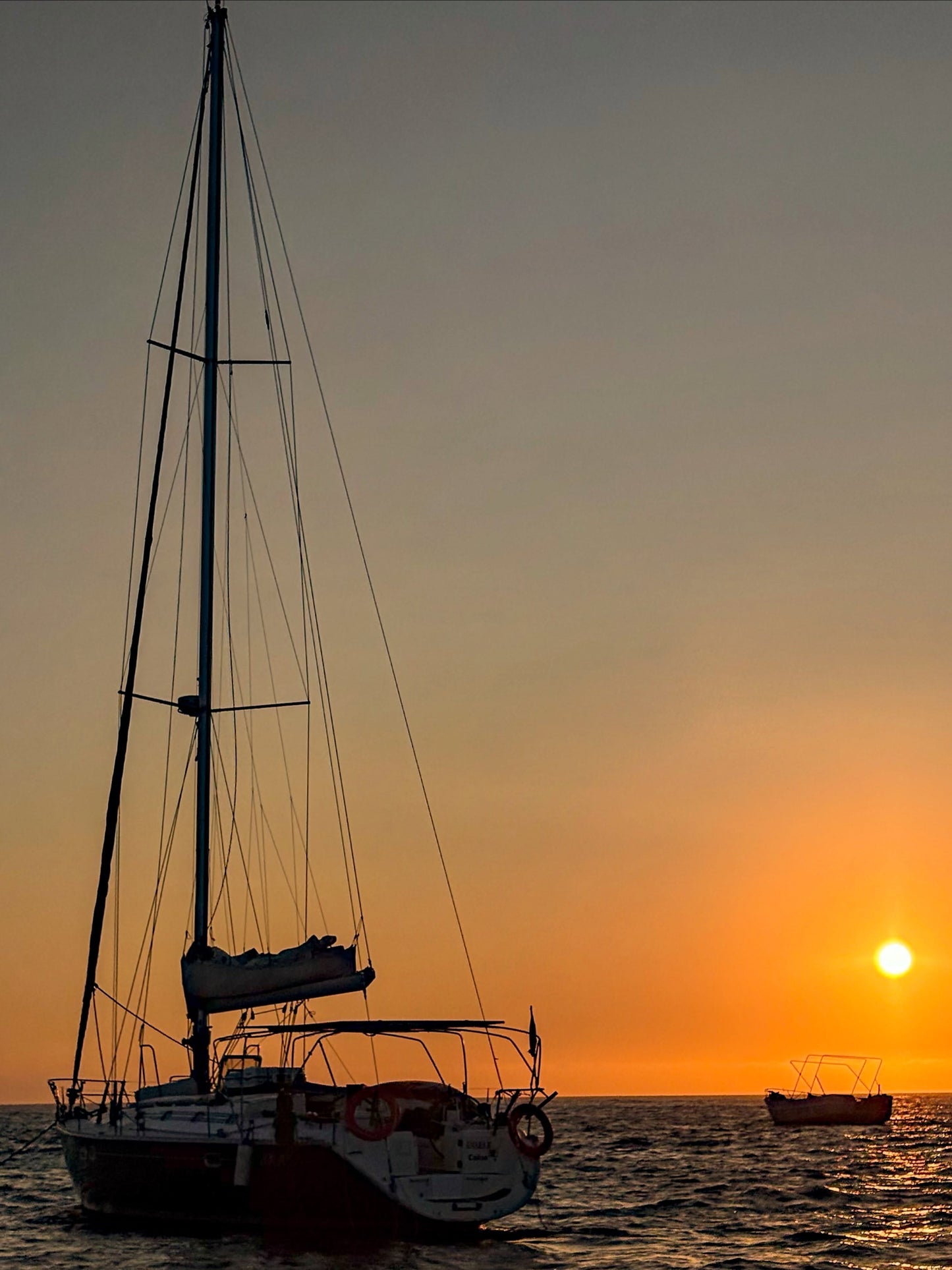 AVISTAMIENTO DE BALLENAS CON PASEO COSTERO AL ATARDECER  EN VELERO - LOS ÓRGANOS