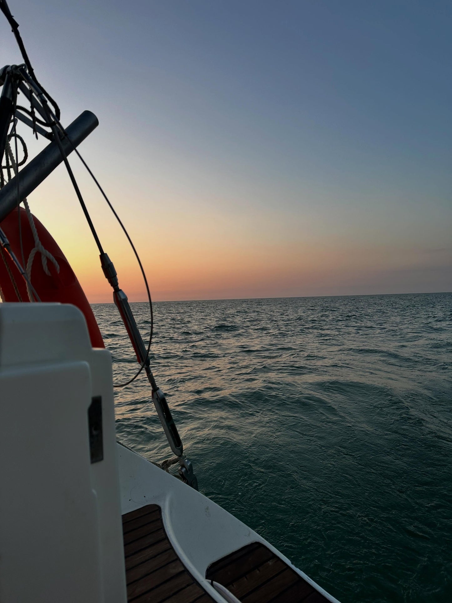 AVISTAMIENTO DE BALLENAS CON PASEO COSTERO AL ATARDECER  EN VELERO - LOS ÓRGANOS