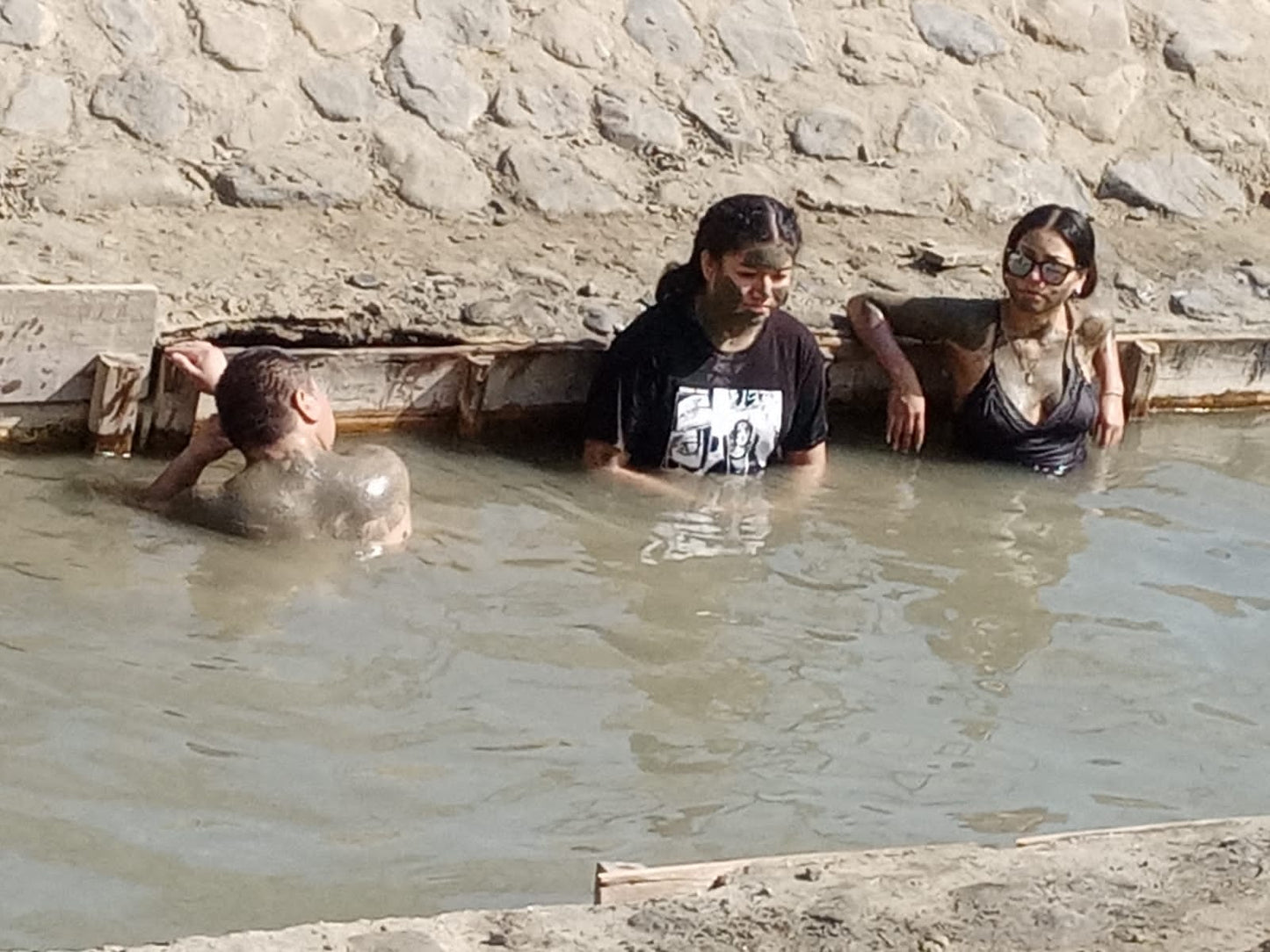 POZAS DE BARRO Y BAÑOS TERMALES