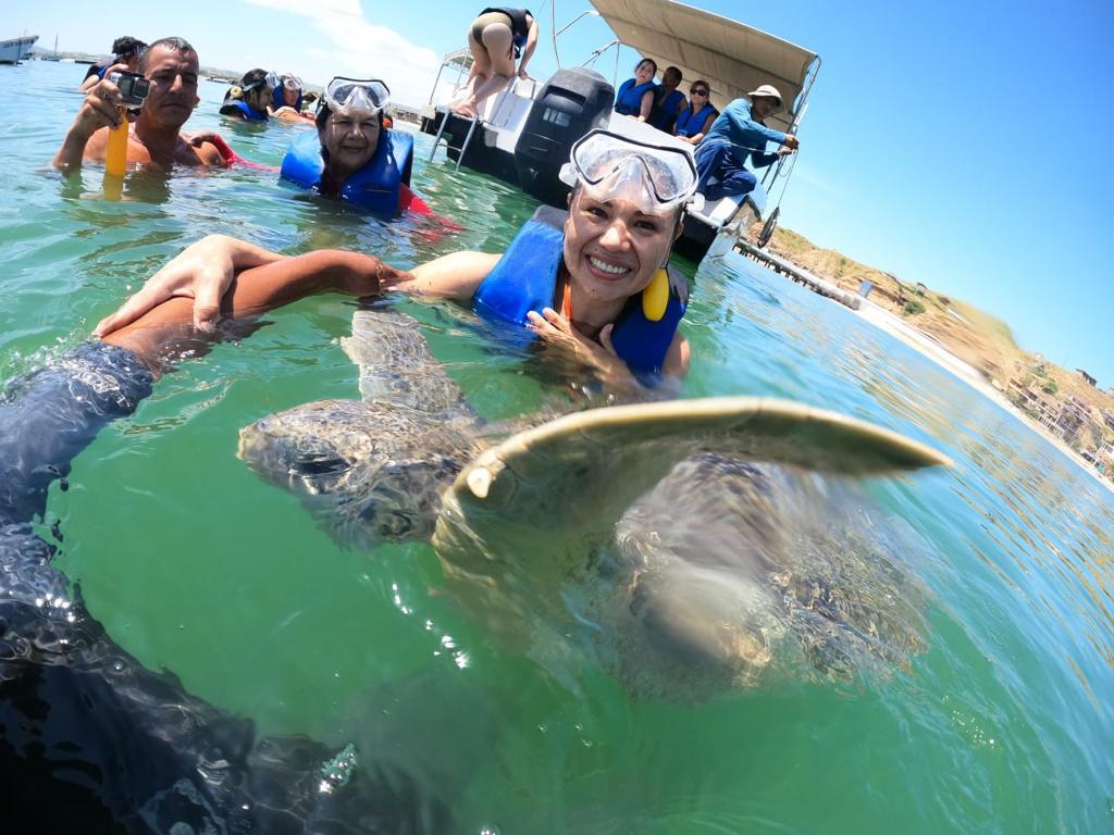 NADO CON TORTUGAS Y PASEO COSTERO EN YATE CATAMARÁN