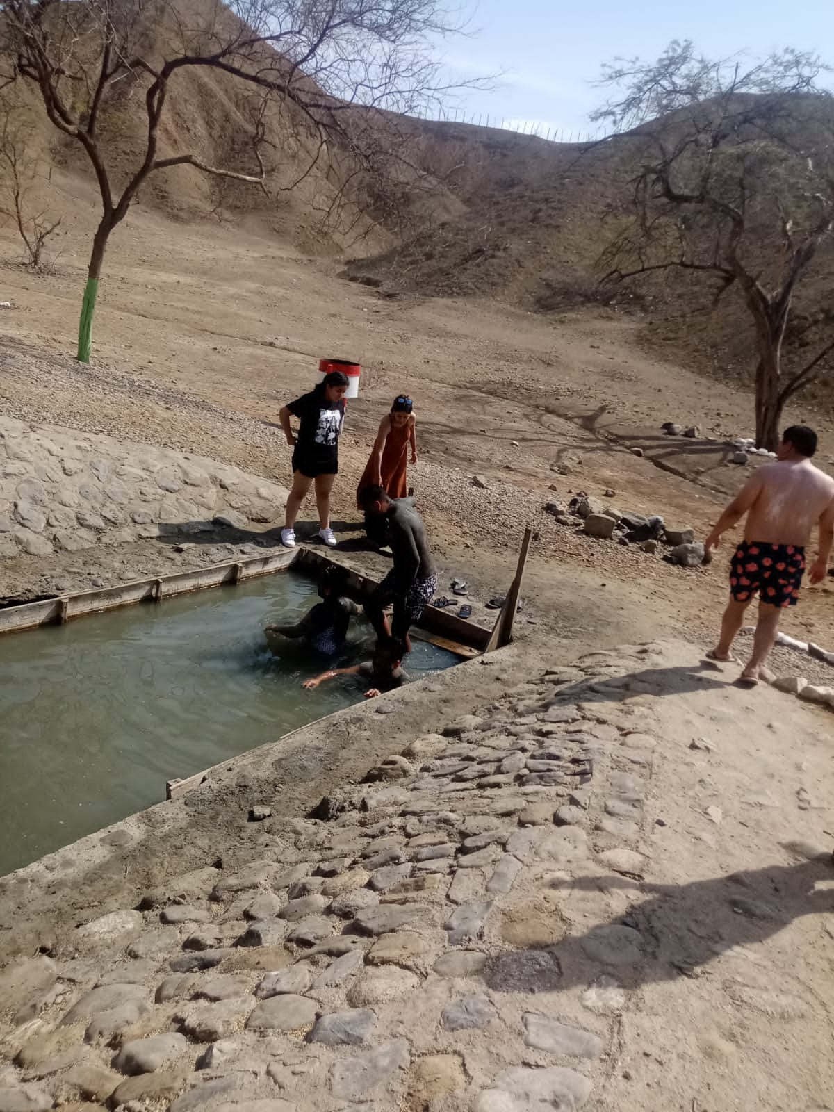 POZAS DE BARRO Y BAÑOS TERMALES