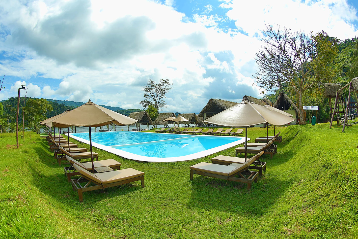 HOTEL RESORT RUSTICA SAUCE LAGUNA AZUL CON PISCINA Y RESTAURANTE