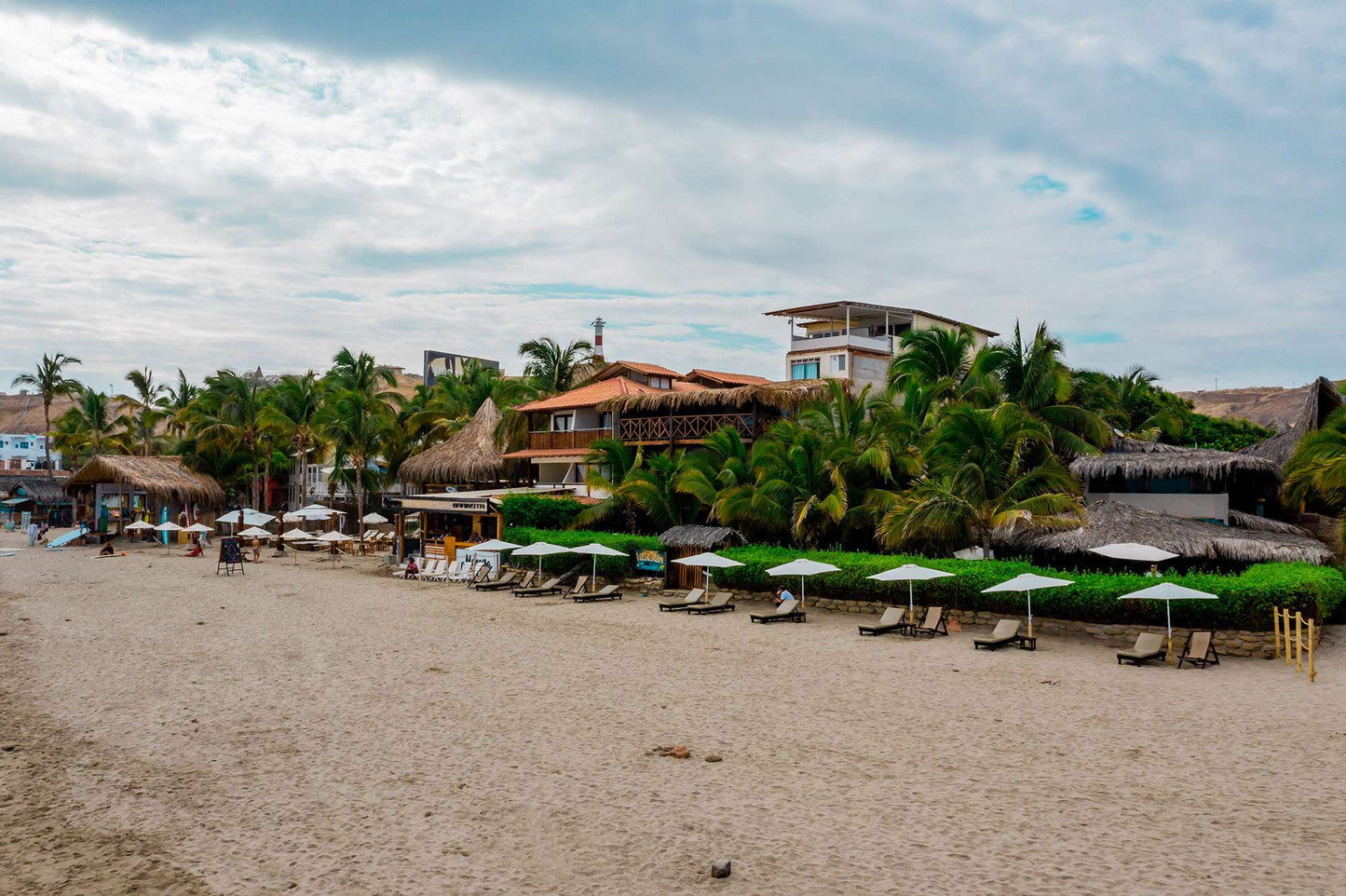 HOTEL DE PLAYA DON GIOVANNI CON PISCINA Y RESTAURANTE EN MÁNCORA