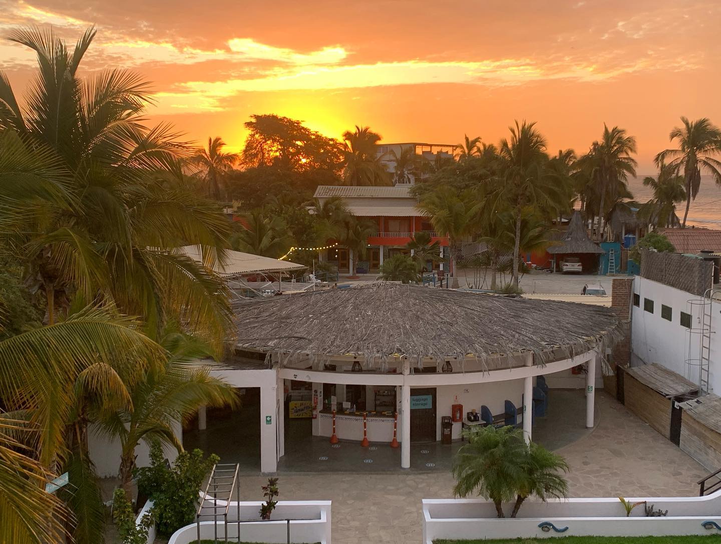 LOKI DEL MAR BEACH HOTEL WITH POOL AND DIRECT EXIT TO THE SEA MANCORA