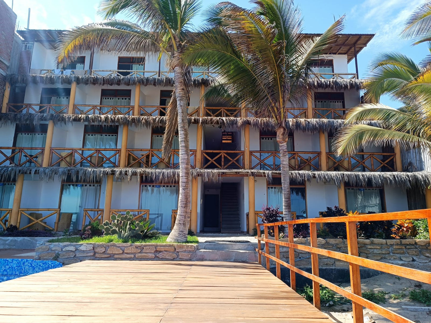 HOTEL DE PLAYA COSTA BLANCA CON PISCINA Y RESTAURANTE EN VICHAYITO