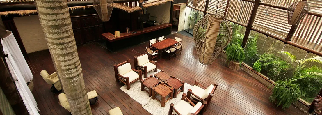 魯斯蒂卡帕查卡馬克度假酒店設有泳池和餐廳