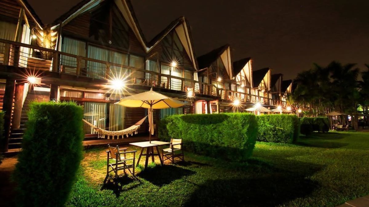 魯斯蒂卡帕查卡馬克度假酒店設有泳池和餐廳