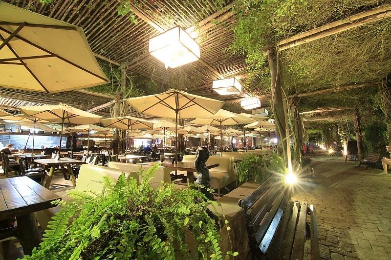 魯斯蒂卡帕查卡馬克度假酒店設有泳池和餐廳