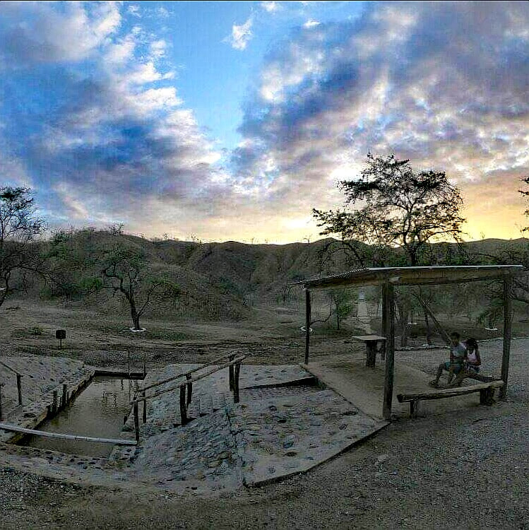 POZAS DE BARRO Y BAÑOS TERMALES