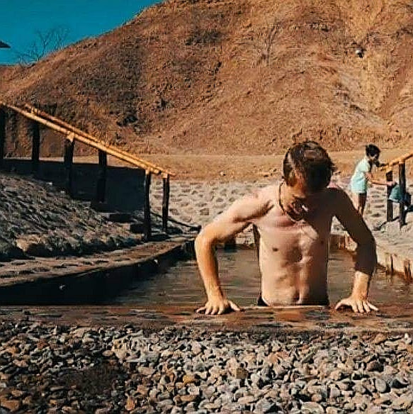 POZAS DE BARRO Y BAÑOS TERMALES